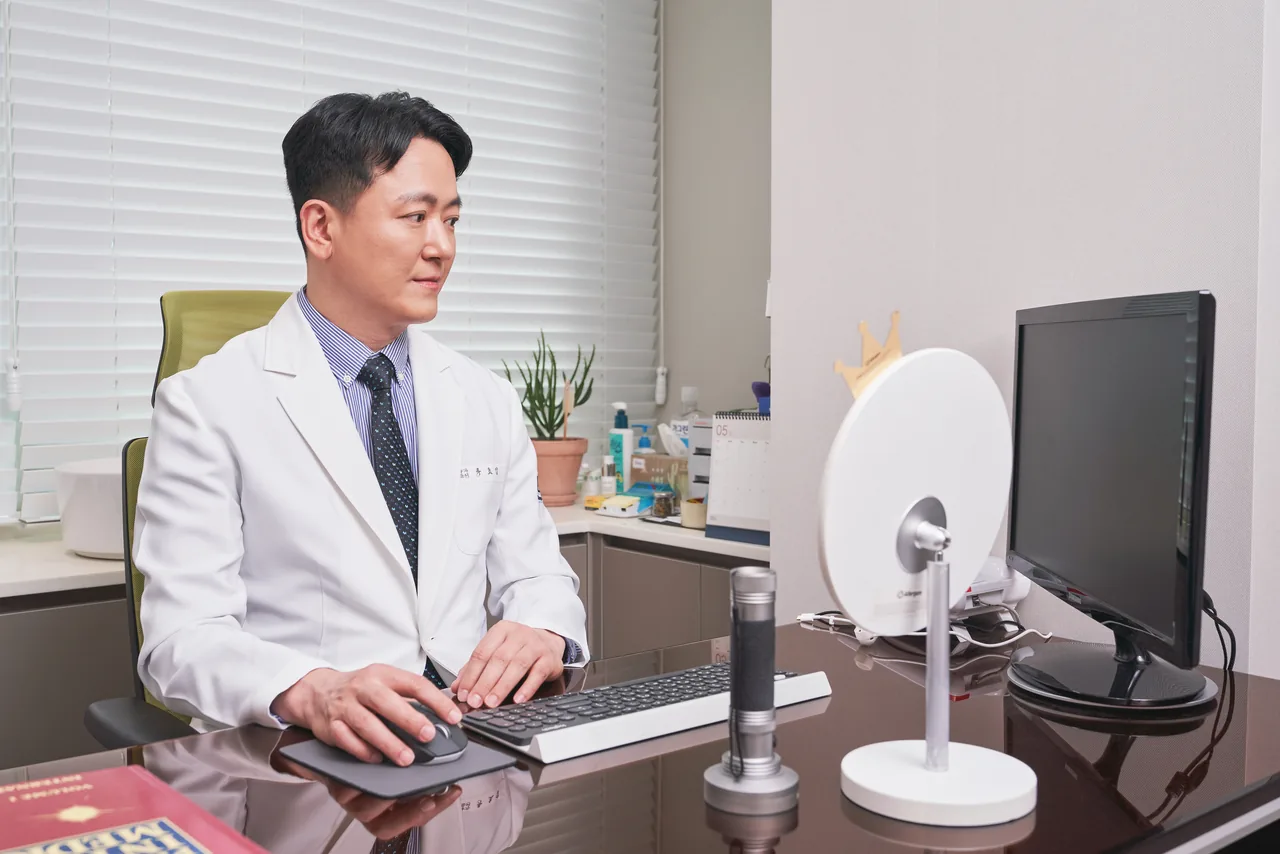 Dr. Hyo Seop Ryu consulting a patient about Rejuran at Wells Clinic, Apgujeong